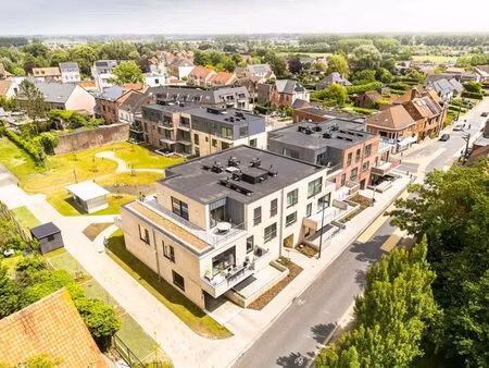 dernière place de parking au centre du parking souterrain d