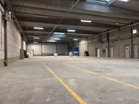 entrepôt avec bureaux à louer
