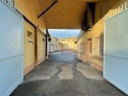 local commercial 850 m² miramas