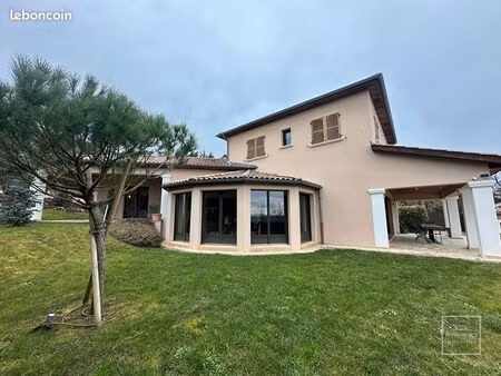 maison 6 pièces 244 m²