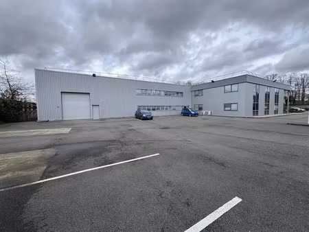 local d'activités / entrepôt avec bureaux d'accompagnement + terrain privatif de 620 m² pe