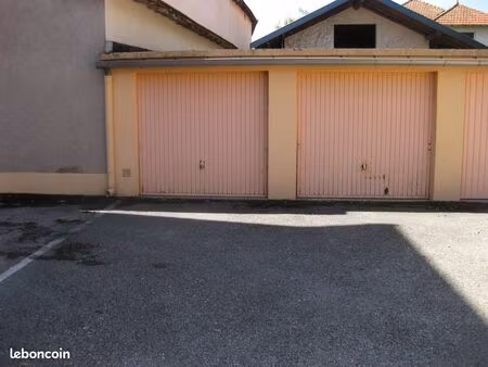 garage individuel dans cour - beynost centre village (15 mn de lyon)