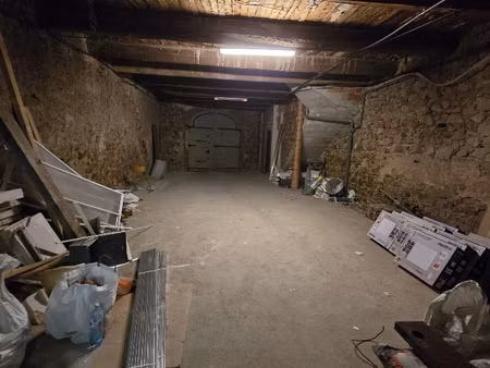 location remise de 100m2 environ avec toilettes et lave-ma