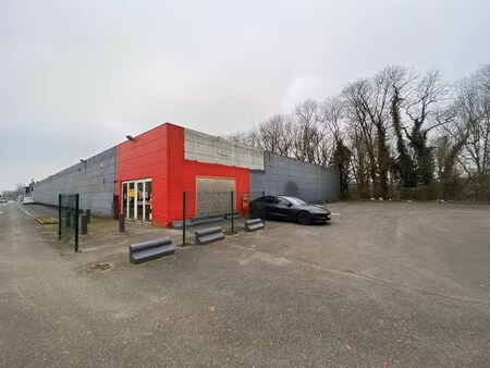 surface commerciale sur parcelle de +- 3.850 m² à vendre