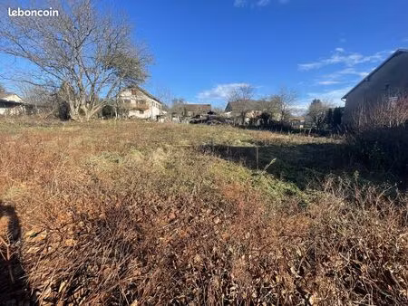 terrain 1011 m² lure