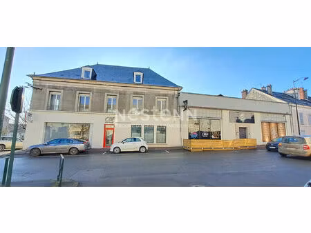 ensemble immobilier avec 2 locaux commerciaux loués  4 appartements et un hangar de 200 m2