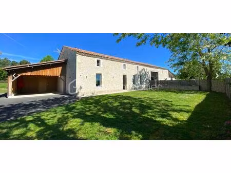 corps de ferme de 371 m² à montpeyroux