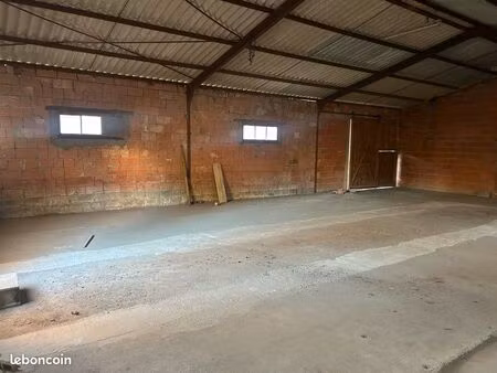 hangar box garage local