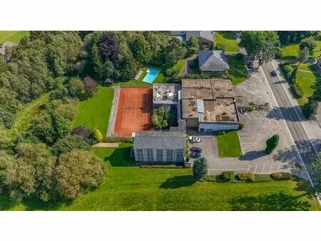 hôtel-restaurant 15 chambres et terrain à bâtir 1 hectare