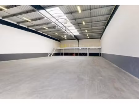 dernier lot encore disponible proposé à la location  idéalement placé au sein d'un parc d'