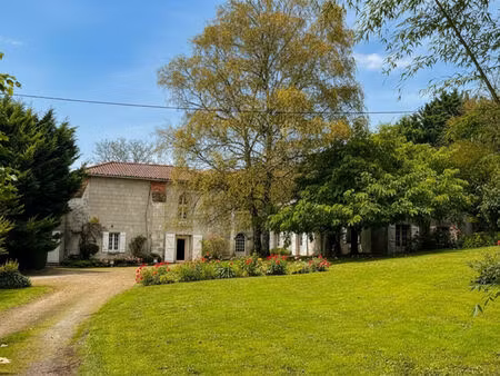 petite propriete atypique avec chapelle - piscine