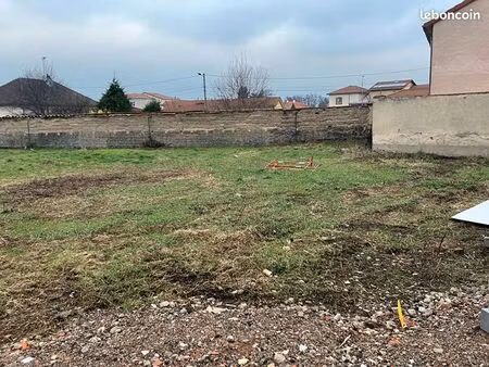 terrain 788 m² riorges
