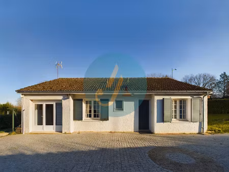 pavillon plain-pied 2 chambres avec grand garage et terrain clos.