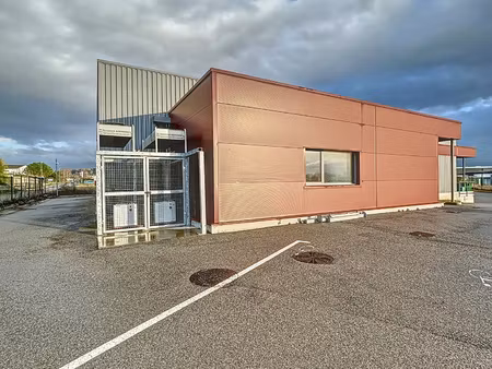 local 483 m2 avec quai de chargement  espaces de bureau  sto