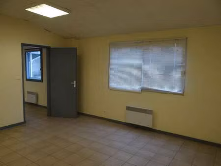 location bureaux et commerces à la roche-sur-yon (85000) : à louer / 39m² la roche-sur-yon