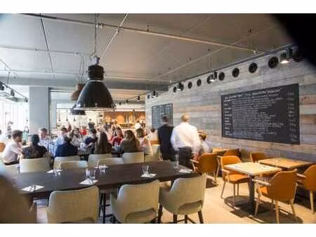 des bureaux lumineux avec services sur site à côté d'heysel