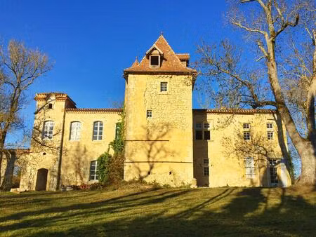 château historique avec une vue imprenable et un potentiel de développement passionnant