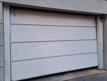 location place parking pour moto ou scooter