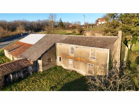 maison ancienne à rénover entièrement sur quincay avec dépendances.