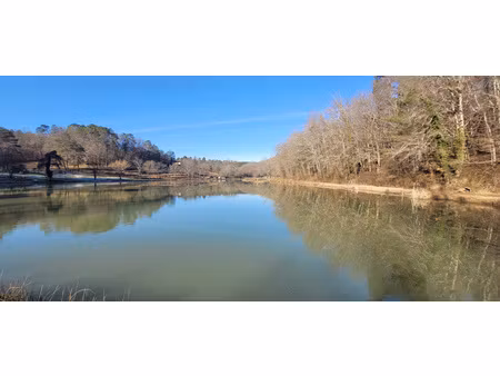 étang de 16 000 m² classé pisciculture sur terrain bois  pré et zone humide d’environ 14 h