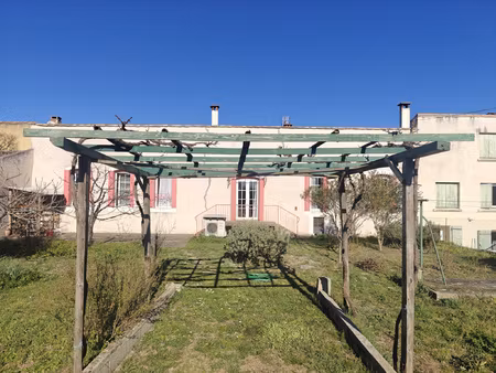 a 2 pas de limoux  maison de village  bon état.