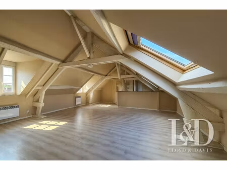 beau t3 lumineux de 82 m² au dernier étage – centre-ville de