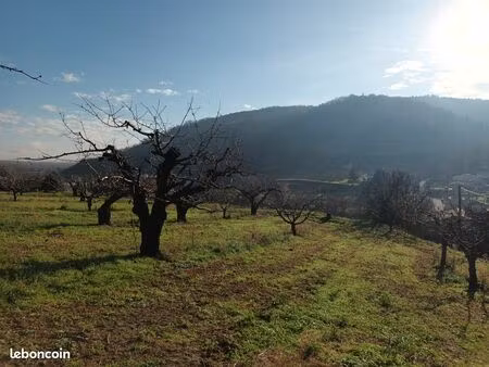 grand terrain constructible à saint désirat