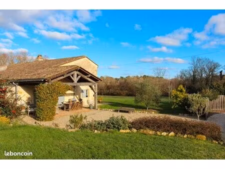 maison en pierre entièrement rénovée avec piscine  dépendance et grand terrain