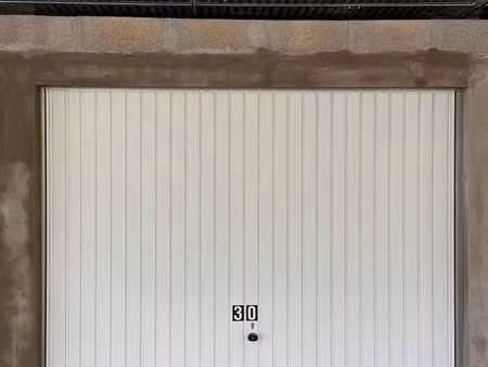 garage / box fermé location à fargues saint hilaire