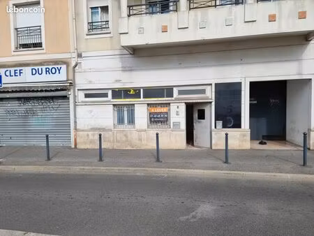 à louer avec un pas de porte  entouré de monoprix  mcdonald et marché chanzy  tramway-4  s