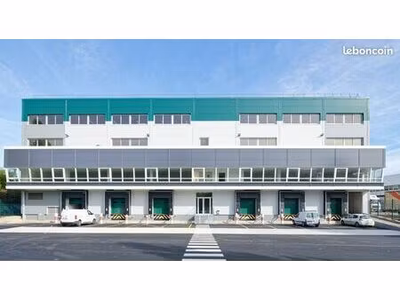 local logistique 12 492 m²