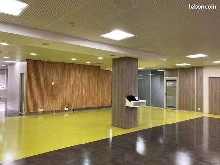 boutique 710 m² cergy