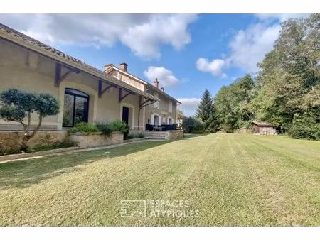 bâtisse singulière dans un cadre bucolique à bellefond