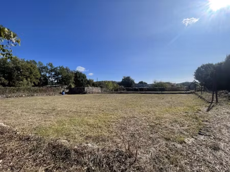 à 800m du village magnifique terrain plat