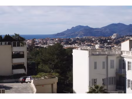 rare  secteur résidentiel  commerces vieux cannet à pied  agréable terrain de 864m² très b