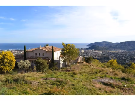 dans un secteur très résidentiel et calme sur les hauteurs de mandelieu  rare terrain de 1