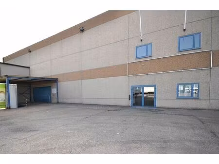 ruim bedrijfsgebouw met burelen op een op een zeer gunstige locatie. het pand is gelegen o