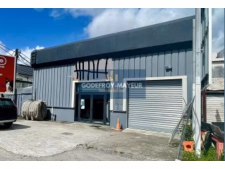 local de 181 m2 dont 44 m2 de mezzanine à louer à jarry