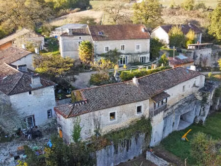 lot de 11 maisons sur plus de 30 hectares