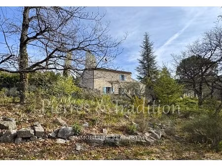 saignon  maison avec jardin et piscine dans un environnement naturel