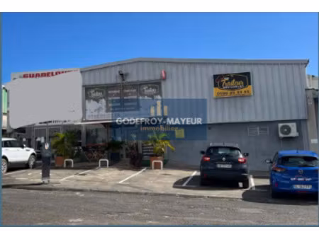 local commercial de 82 m2 à louer à goyave.