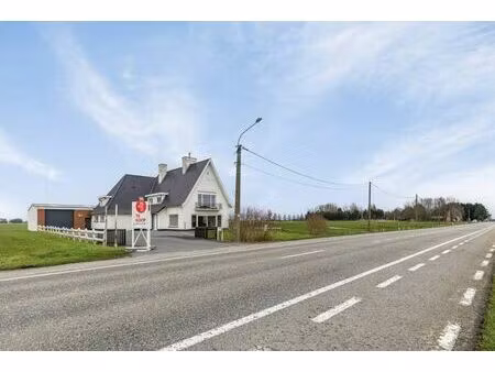 terrain très commercial avec entrepôt et villa spacieuse à v