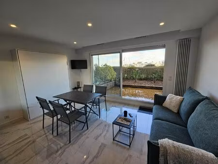 au pieds de la plage et de la place morny