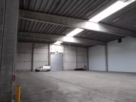 location entrepôt à kapellen - 2 500 m² avec bureaux et avan
