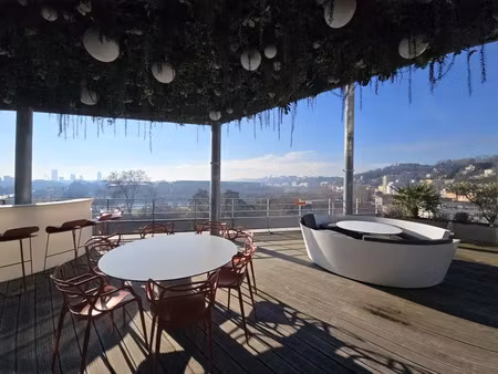 situé sur le bas de caluire-et-cuire et à l'entrée du boulevard stalingrad à villeurbanne 