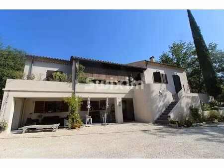 belle villa ' chambres  spacieuse et confortable et son grand terrain