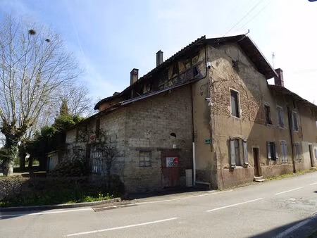 saint trivier de courtes  centre village   maison a rénover avec dépendances