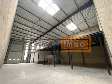 local d'activités de 601m²