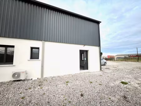 local professionnel à cancon  proche n21 avec accès facile pour camions  d'environ 155 m² 