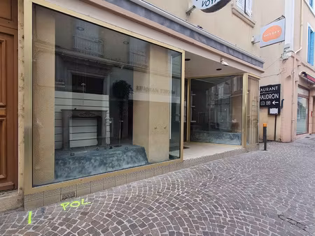 local commercial dans les rues pietonnes de tournon